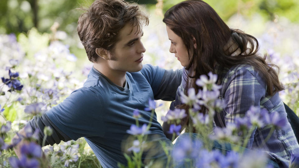 FORELSKET?: I filmen The Twilight Saga - Eclipse, som har verdenspremiere 30. juni, er vampyren Edwart, spilt av Robert Pattinson og Bella Swan, spilt av Kristen Stewart sv�rt forelsket. Mye tyder p� at de er det ogs� utenfor lerretet.
