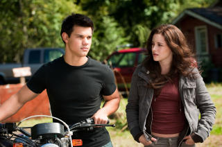 VENNER: Taylor Lautner, som spiller varulven Jacob, og Kristen Swan var i Stockholm i g�r for � promotere den tredje �Twilight�-filmen. De to er gode venner ogs� privat.