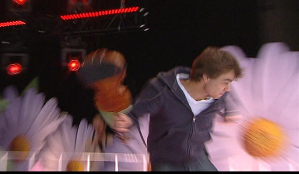 HISSIG: Alexander Rybaks fiolin fikk litt hardere medfart enn normalt i g�r kveld. Da knuste han den under en pr�ve til et svensk tv-program. Foto: Privat