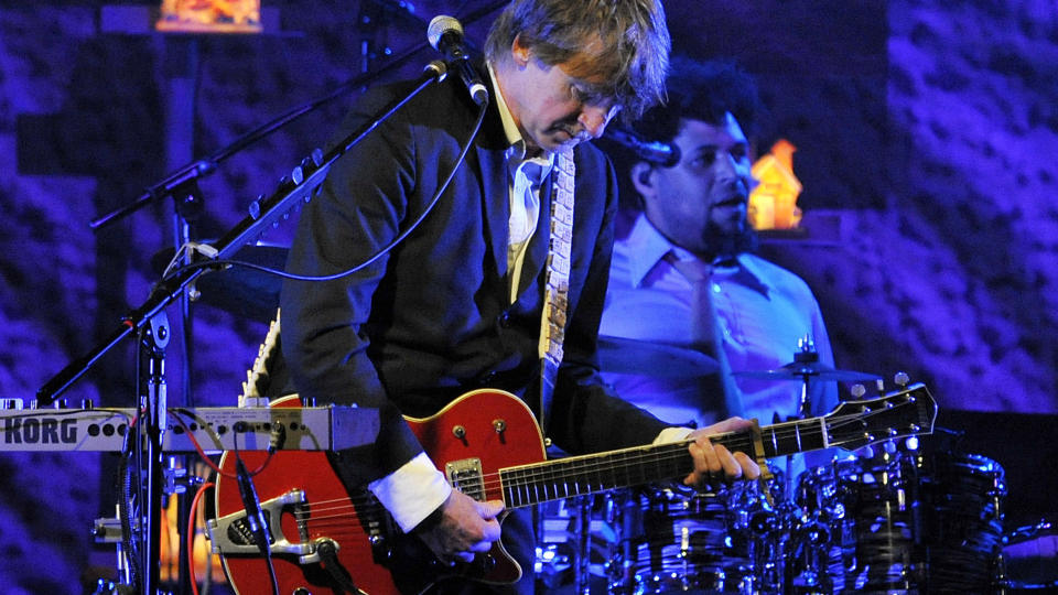 N� OGS� MED BART: Neil Finn foreviget i K�ln mandag 21. juni sammen med Crowded House. Foto: Henning Kaiser/AP/ddp/Scanpix