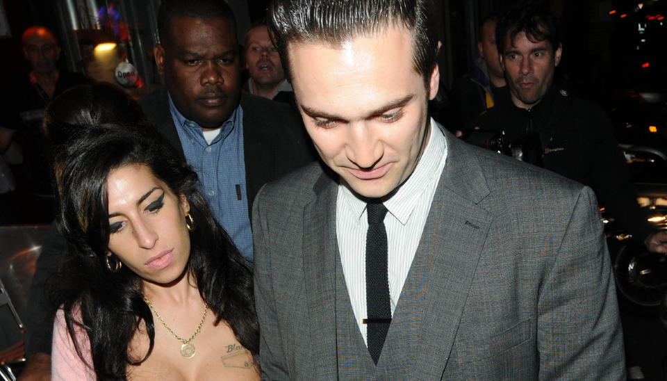 STREITEST I KLASSEN: Reg Traviss ser betydelig mer streit ut enn sin nye kj�reste, Amy Winehouse. Foto: Stella Pictures