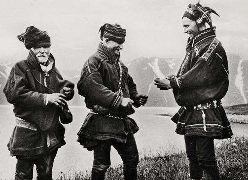 BLE SETT P� SOM DRIKKFELDIGE OG SVAKE: Samene ble utsatt for stereotypisering n�r de ble innlagt p� sykehus. Dette er samiske menn som utveksler tobakk i Lyngen, Troms p� begynnelsen av 1900-tallet. Foto: WIKIMEDIA