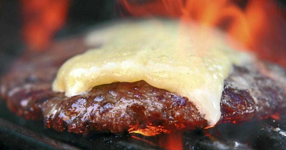 GRILLMESTER: L�r deg forskjellen p� direkte varme og indirekte varme, og du kan bli sjef ved grillen i sommer. Foto: Erik Hannemann