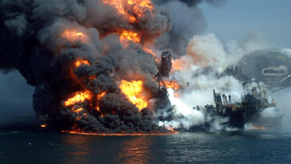HER STARTET KATASTROFEN: Boreriggen Deepwater Horizon eksploderte 20. april og kollapset og sank to dager etter i Mexicogolfen. Etter den p�f�lgende milj�katastrofen frykter britiske myndigheter at oljeselskapet BP kan lide samme skjebne. Foto: AP Photo/SCANPIX