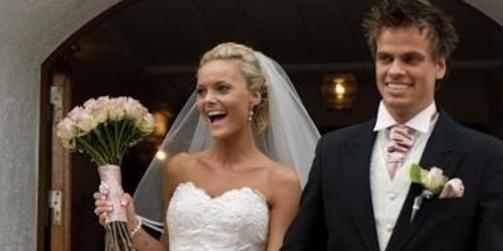 LYKKELIGE: Paret p� vei ut av kirka etter vielsen. Foto: PRIVAT