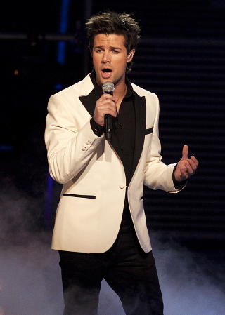 FORUT FOR SIN TID?: Didrik Solli-Tangens hvite dressjakke kan vise seg � bli sv�rt s� moteriktig neste sommer. Her p� scenen under den norske finalen i Melodi Grand Prix 2010. FOTO: HENNING LILLEG�RD / DAGBLADET