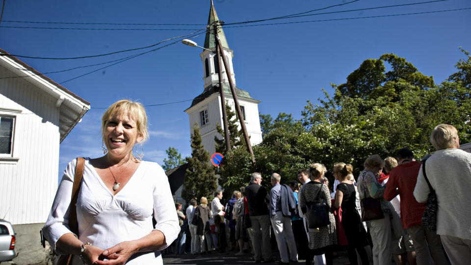 KLASSISK K�:  Folk sto i k� i timesvis for � f� med seg �pningen av Ris�r Kammerfestival tirsdag. Festivalens dronning Turid Birkeland smiler. Foto:Anders Gr�nneberg