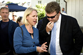KOLLEGER: Kulturminister Anniken Huitfeldt og fylkesmann �ystein Djupedal  p� festival.