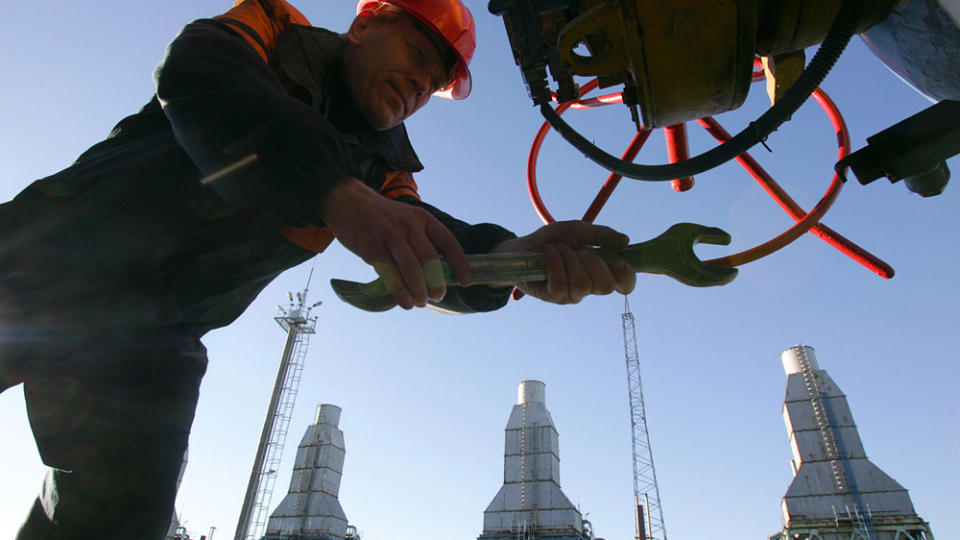 SKRUR IGJEN KRANA: En arbeider i sving ved en av gassledningene som g�r gjennom Hviterussland. N� har en langvarig krangel med Russland n�dd et forel�pig klimaks i og med kveldens stenging. Foto: VIKTOR DRATSJEV/AFP/SCANPIX