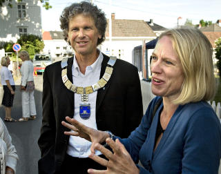 P� FESTIVAL: Kulturminister Anniken Huitfeldt og Ris�r-ordf�rer Knut Henning Thygesen p� �pninga.