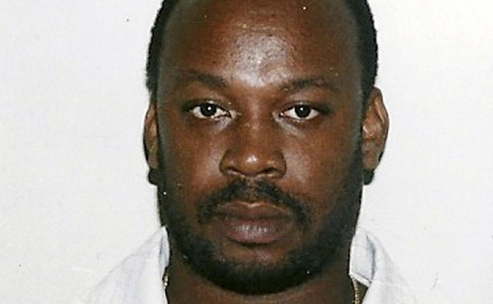 TATT: Christopher �Dudus� Coke sitter i politiets varetekt p� Jamaica. Foto: POLITIET/REUTERS/SCANPIX
