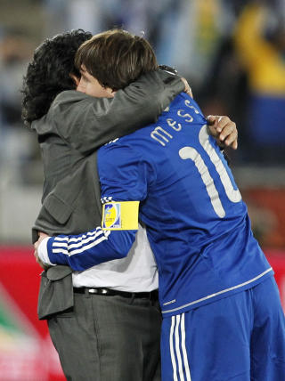 KLEMMER OFTE: Diego Maradona har gjort det til en vane � klemme rundt spillerne sine. Her i omfavnelse med den st�rste yndlingen, Lionel Messi. Foto: Bernat Armangue / AP.