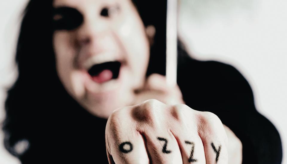 N�R KNOKENE BLIR TIL GEL�: Ozzy Osbourne l�t geriatrisk p� forrige plate, men er mer p� hugget n�. Foto: Sony Music