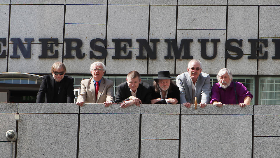 DEBATTEN FORTSETTER: Jostein Gaarder (t.v.), Jan Erik Vold, Torvald Steen, Lillebj�rn Nilsen, Tor �ge Bringsv�rd og Torstein Bugge H�verstad er blant dem som krever et eget Stenersen-museum. 
Foto: Erling H�geland
