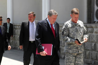 - ET SKADD DYR: S�rlig USAs spesialutsending til Afghanistan, Richard Holbrooke (i midten), f�r gjennomg� i artikkelen. �The Boss [McChrystal] sier han er som et skadd dyr�. Foto: AFP PHOTO/SCANPIX
