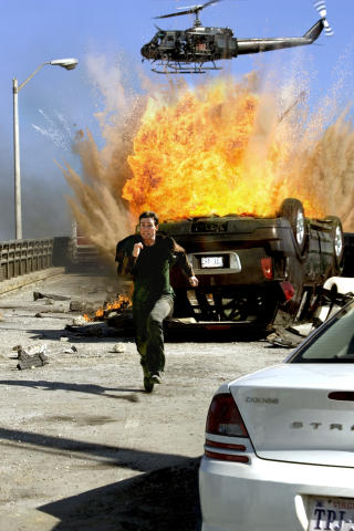 MYE ACTION: Om svenskene f�r smake p� ekte Hollywood-action med ekplosjoner og �deleggelser, er uvisst. Her fra en scene i �Mission: Impossible III�. Foto: FILMWEB