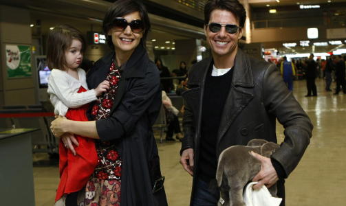 FAMILIEN: Kona Katie Holms og dattera Suri reiser ofte sammen med Tom Cruise. Her i Japan for � promotere Cruise-filmen �Valkyrie� i fjor. Foto: SCANPIX