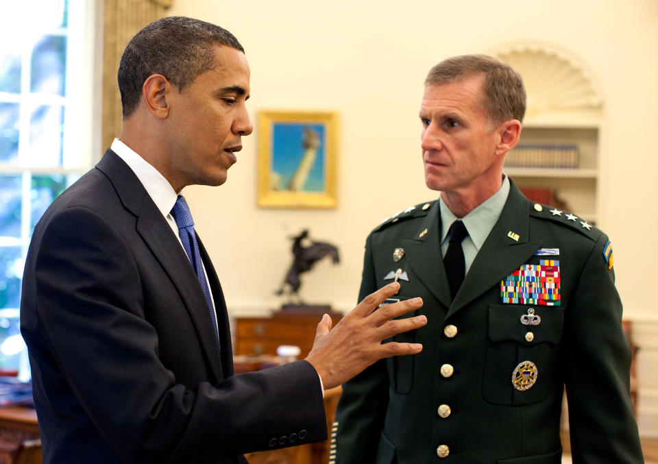 M�TTE TREKKE SEG: General Stanley McChrystal, �verstkommanderende for styrkene i Afghanistan, m�tte trekke seg etter kontroversielle uttalelser til bladet Rolling Stone. Foto: PETE SOUZA