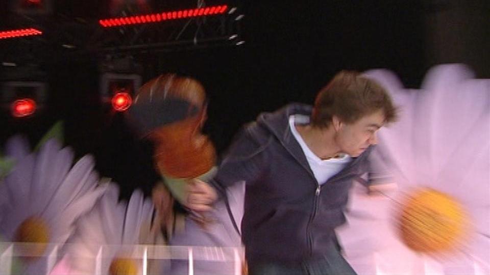 HELDIGVIS EN BILLIG FIOLIN: Alexander Rybaks fiolin fikk litt hardere medfart enn normalt i mandag kveld. Da knuste han den under en pr�ve til et svensk tv-program. Foto: Privat