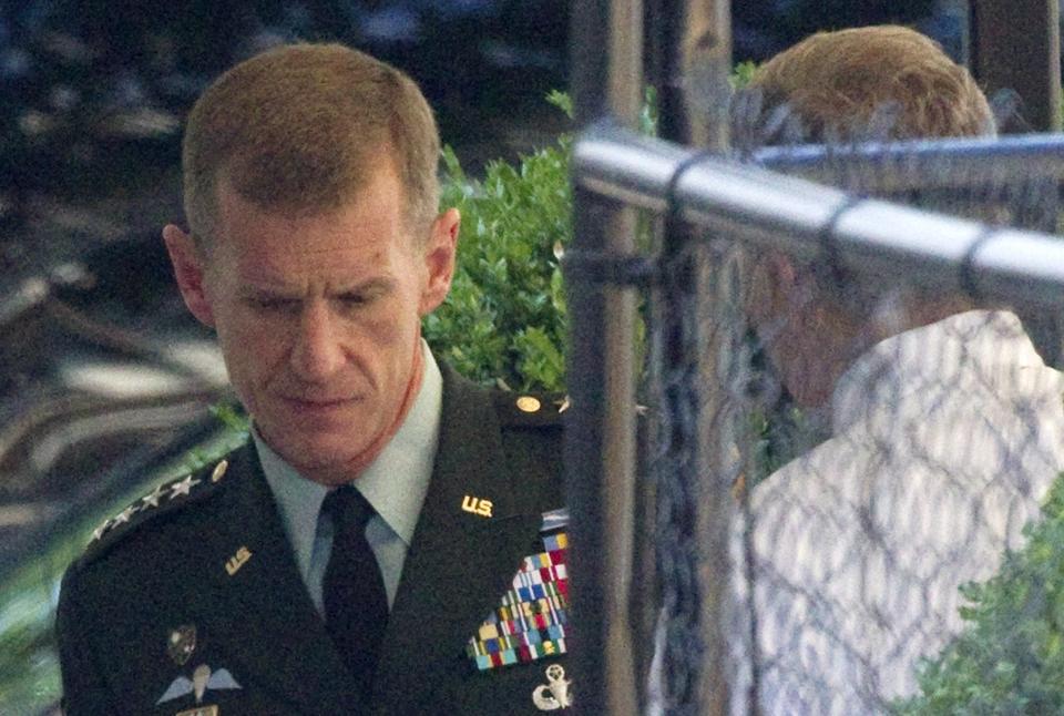 KALT INN P� TEPPET: �verstkommanderende for de internasjonale styrkene i Afghanistan, general Stanley McChrystal, ankom konfrontasjonen i Det hvite hus for � forklare de kontroversielle uttalelsene i bladet Rolling Stone. M�tet varte bare en halv time, og generalens framtid er uviss. Foto: AP Photo/Evan Vucci