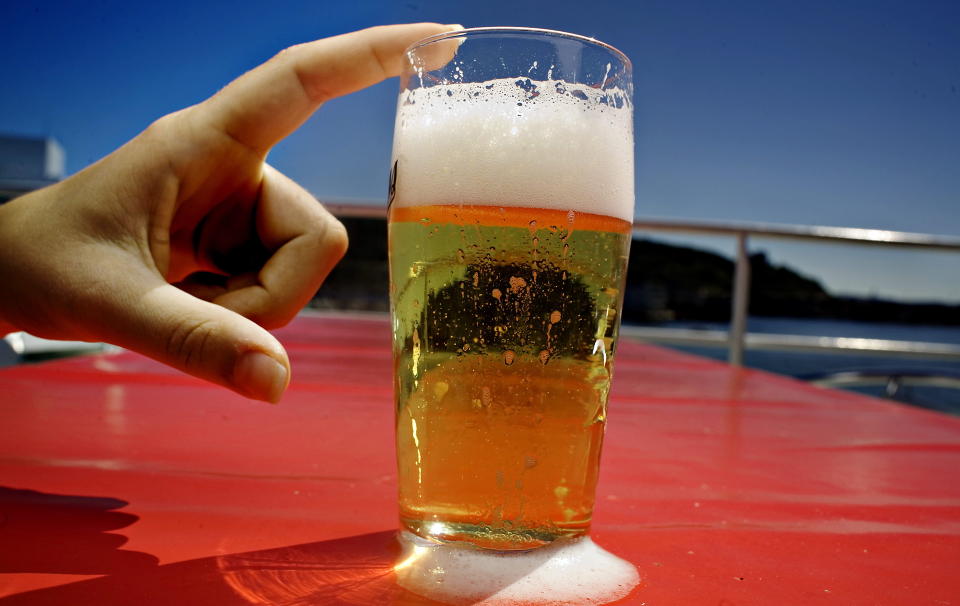 Oslo 20080723. Usanne myter. Det hjelper ikke � tappe fingeren mot toppen av �l-boksen for � unng� at den bruser over. �l i glass med skum. Alkohol. H�nd.

FOTO: ADRIAN �HRN JOHANSEN/ DAGBLADET