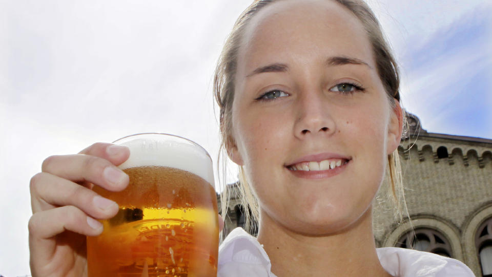DUGGFRISK: Karin Stern�ng fra Malm� serverer kalde, halve i Oslo. Foto:Torbj�rn Berg / Dagbladet