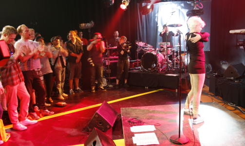KOSER SEG: Robyn lar hendene gli over ryggen sin etter under framf�ringen av �Dancing on my own�. Foto: ARNA VIKANES S�RHEIM/DAGBLADET