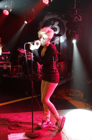 KUL DAME: Robyn hadde p� seg en trang, svart minikjole med s�lvglidel�s i siden, gul og svart blondetights og hvite plat�sko. Foto: ARNA VIKANES S�RHEIM/DAGBLADET
