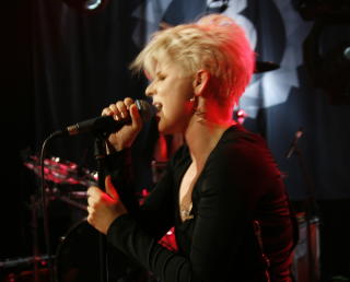 INTIM KONSERT: F�rti av di �tti tilskuerne var fans som hadde vunnet billetter til � se Robyn. Foto: ARNA VIKANES S�RHEIM/DAGBLADET