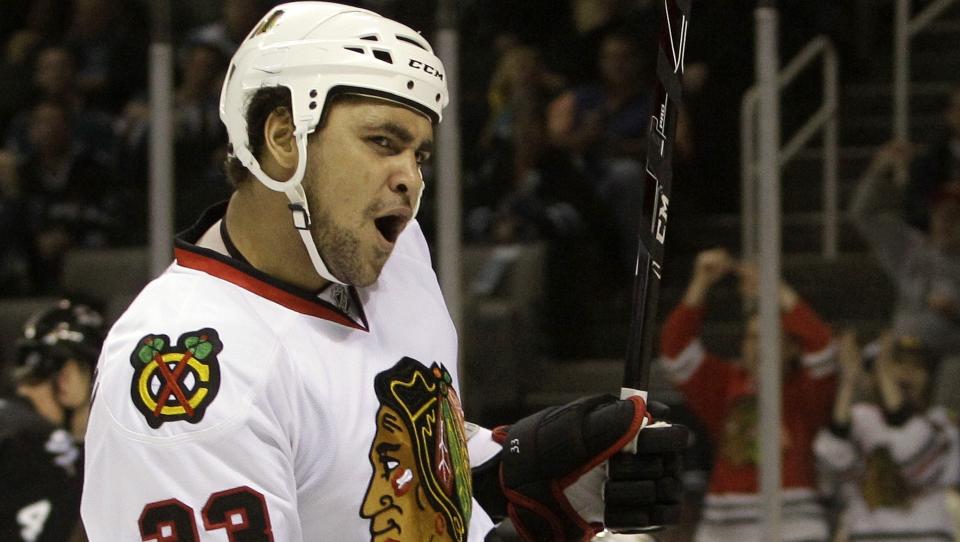 SKFITER BEITE: Dustin Byfuglien forlater NHL-mester Chicago til fordel for Atlanta. 25-�ringen tilf�rer Atlanta-angrepet r� kraft. Foto: Marcio Jose Sanchez / AP.
