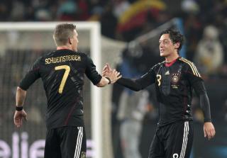 SKADET: B�de Bastian Schweinsteiger og Mezut �zil p�dro seg smeller mot Ghana i g�r. Foto: Ina Fassbender / REUTERS.
