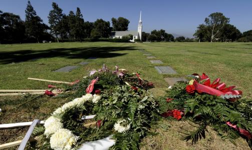 GRAVLUNDEN: Dette er gravlunden hvor mausoleet Michael Jackson er gravlagt i ligger. Blomstene er fra en annen begravelse. Foto: SCANPIX/ EPA/PAUL BUCK