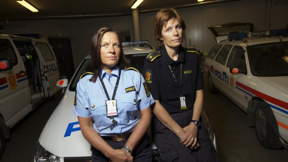 ETTERFORSKERE UT MOT UKULTUR Inger Johanne Andreassen (t.v) og Kjersti Steinheim er to av sv�rt f� politietterforskere i Midtre H�logaland politidistrikt som etterforsker sedelighetssaker med utviklingshemmede som forn�rmet part. - Mange politifolk skyr disse sakene, sier de til Dagbladet, og tror l�nna m� opp, for at sakene skal f� h�yere status. Foto: �ivind Arvola