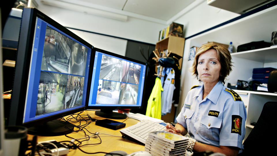 G�R GJENNOM BILDENE: Et av tipsene til den anonyme innringeren var at politiet m�tte beslaglegge all overv�kingsvideo fra Oslo City i timene i forkant av drapet som skjedde i 23.30-tida 27. januar i �r. Foto: Torbj�rn Gr�nning