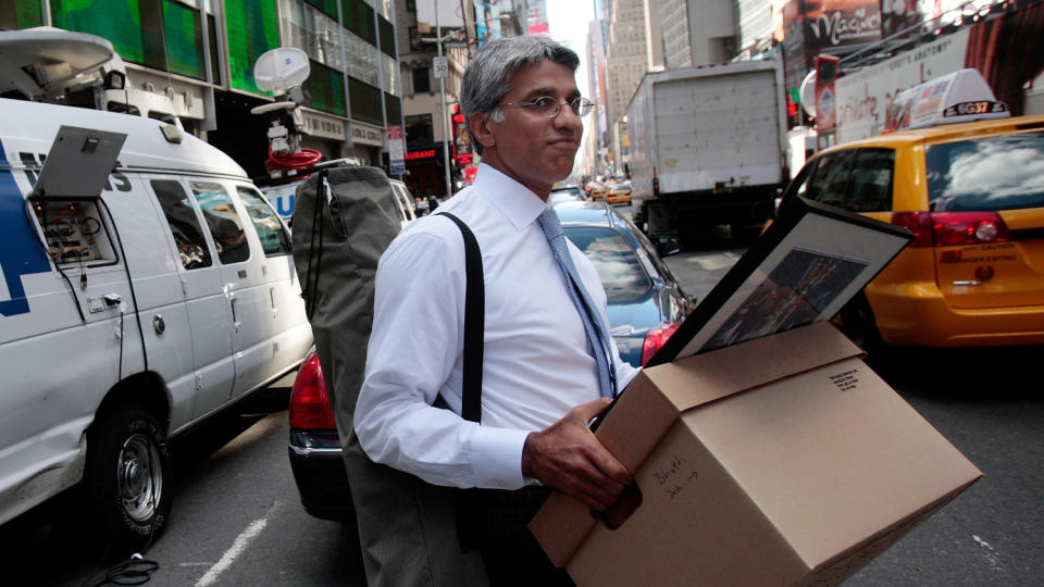 PAKKER SAKENE  En ansatt i Lehman Brothers har ryddet kontoret etter konkursen. Foto: Chris Hondros/Getty Images/AFP