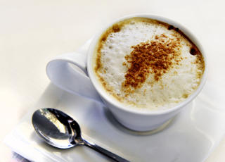 CAPPUCCINO: 2,4 euro p� en cafe i Rhodos by. Foto: JOHN TERJE PEDERSEN