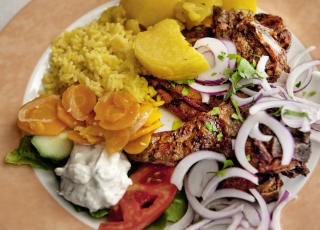 LAM: Lammekoteletter 9,90 euro p� restaurant Lipsi i gamlebyen i Rhodos by. Foto: JOHN TERJE PEDERSEN