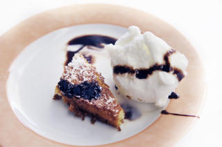  MAMMAS SJOKOLADEKAKE:  Mange greske spisesteder byr p� gratis dessert i sommer, som denne hjemmelagede sjokoladekaken med is p� restaurant Lipsi. Foto: JOHN TERJE PEDERSEN