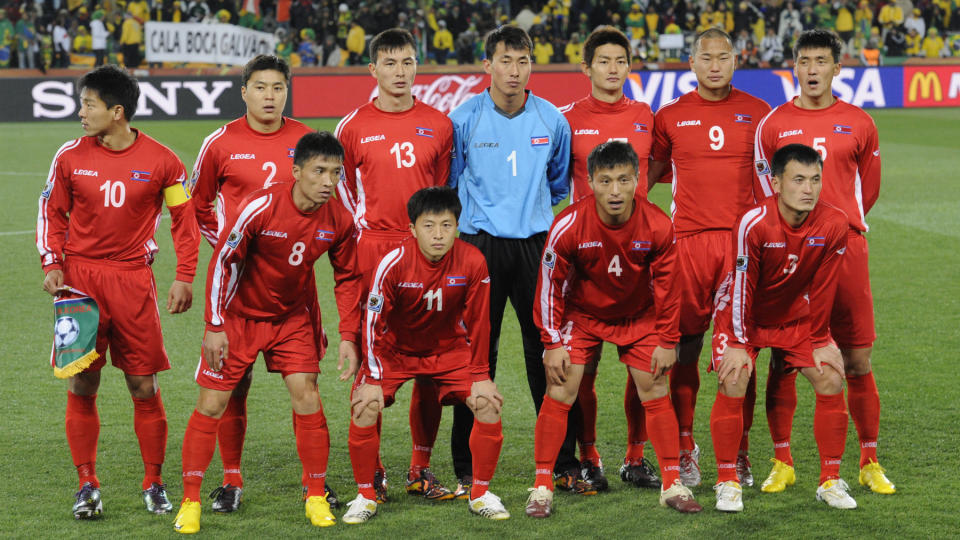 P� VEI HJEM: I dag spiller det nordkoreanske fotballandslaget sin siste kamp i VM. Ikke siden 1966 har vi f�tt m�te dette landslaget. Snarere enn � straffe regimet i landet, b�r vi st�tte menneskene og skape s� mye dialog med befolkningen som mulig, mener kronikkforfatteren. Foto: AFP/Scanpix
