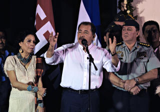 BLE KRISTEN: I 2008 sa Ortega at finanskrisen var Guds straff av USA. Alliansen med katolikkene er ren maktpolitikk. Her er han sammen med f�rstedame Rosario Murillo under feiringen av en gammel revolusjonshelt i mai i �r. Foto: AFP/Elmer MARTINEZ