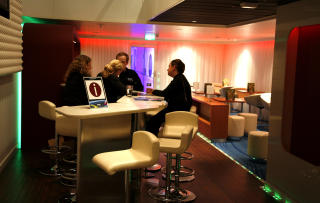 OG:..egen lounge der man kan stifte nye bekjentskaper.