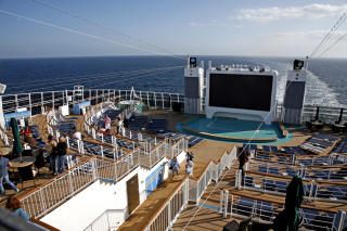 TYVERI: Denne underholdningsl�sningen helt akter p� Norwegian Epic er til forveksling lik tilsvarende l�sning p� RCCLs Oasis of the Seas..