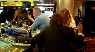 BL�SER: P� Norwegian Epic praktiseres r�ykeloven liberalt. Det er lov � r�yke b�de i casino og flere barer.