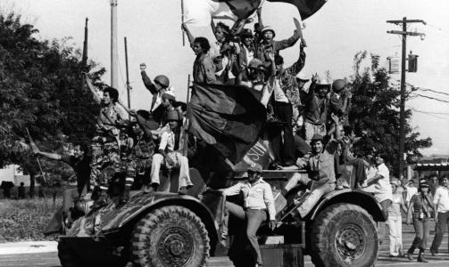 19. JULI 1979: Sandinistene marsjerte inn i Nicaraguas hovedstad Manaugua i triumf, etter at diktatoren Anastasio Somoza hadde tatt med seg landets valutabeholdning og r�mt. Dagens president Daniel Ortega var en av revolusjonsheltene, og overtok makta etter den forhatte Somoza-klanen. Arkivfoto: SCANPIX