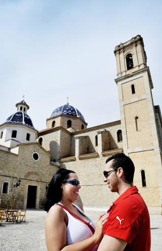 KIRKEN;   Mariluz og Gines foran  kirken La Iglesia del Virgen del Consuelo, med de ber�mte bl� kuplene. Toto:JOHN TERJE PEDERSEN
