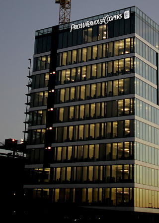 - SKAL GRANSKE REGNSKAP: PriceWaterHouseCoopers, her i Bj�rvika i Oslo, skal bygge opp SOS Rasismes regnskaper for 2008 fra bunnen av for � f� oversikt over organisasjonens disponeringer. Foto: Espen R�st / Dagbladet
