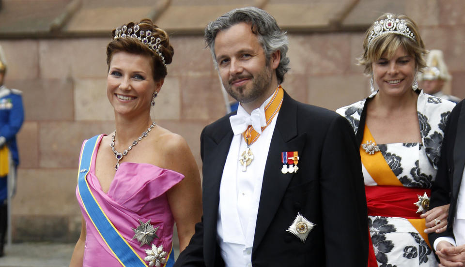 OPPSTASET: Ari Behn ankom det svenske kronprinsessebryllupet if�rt ordenen han fikk av Nederlands dronning Beatrix for noen uker siden. - Juggel og juks, mener Trygve Hegnar. Foto: Lise �serud / Scanpix