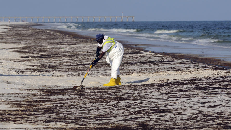 NEDOLJET: Oljen skyller opp p� Pensacola Beach i Florida etter oljeutslippet i Mexicogolfen. En dommer i New Orleans nekter n� � sette en kjennelse som blokkerer Barack Obamas vedtak om � stanse dypvannsboring etter olje i seks m�neder, til side. Foto: AP Photo/ Michael Spooneybarger/SCANPIX