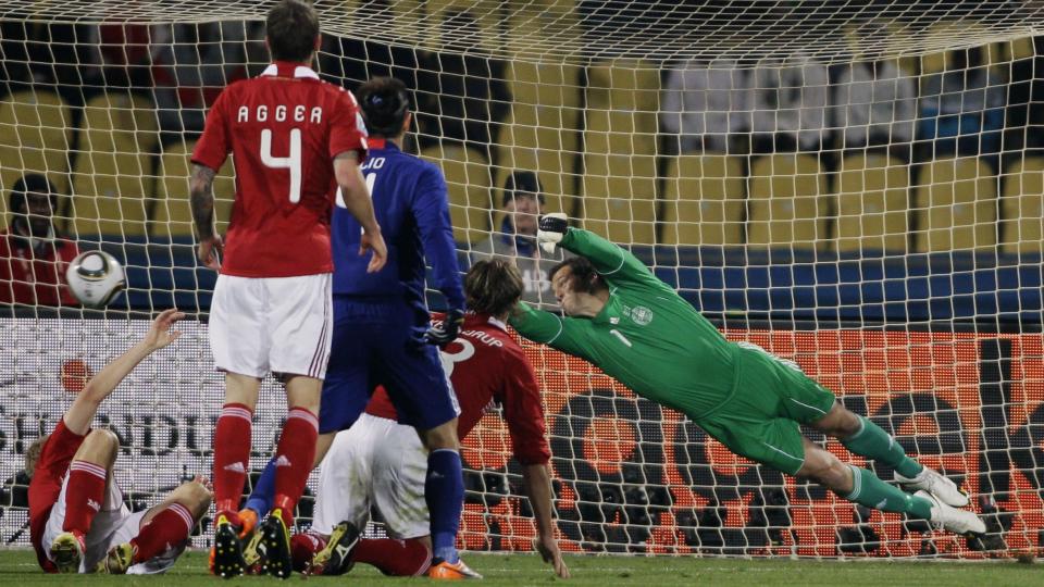 BR�LER 1: Thomas S�rensen feilberegner frisparket/skuddet til Honda og ballen sniker seg inn p� lengste stolpe. Foto: AP Photo/Ivan Sekretarv
