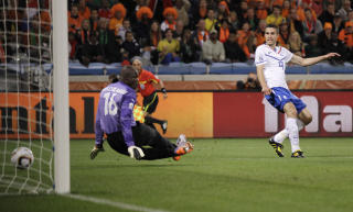 FREKKIS: Robin van Persie �pnet m�lkontoen i VM med en frekk tunnel p� keeper Souleymanou Hamidou.Foto: SCANPIX
